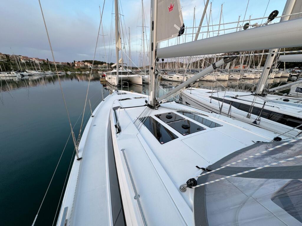Sailing yacht 
