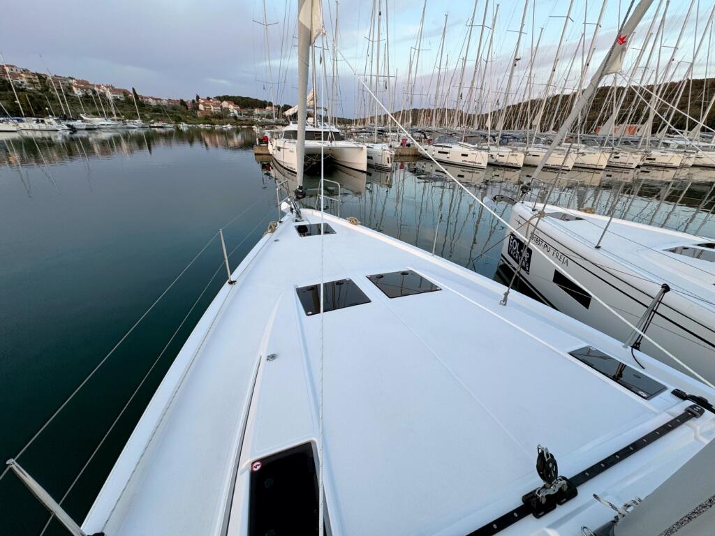 Sailing yacht 