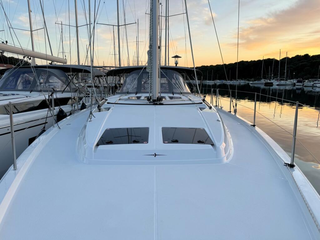Sailing yacht 