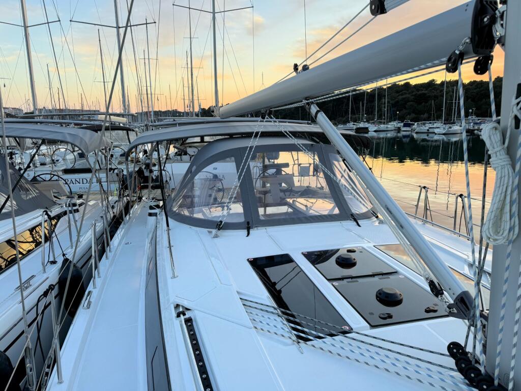 Sailing yacht 