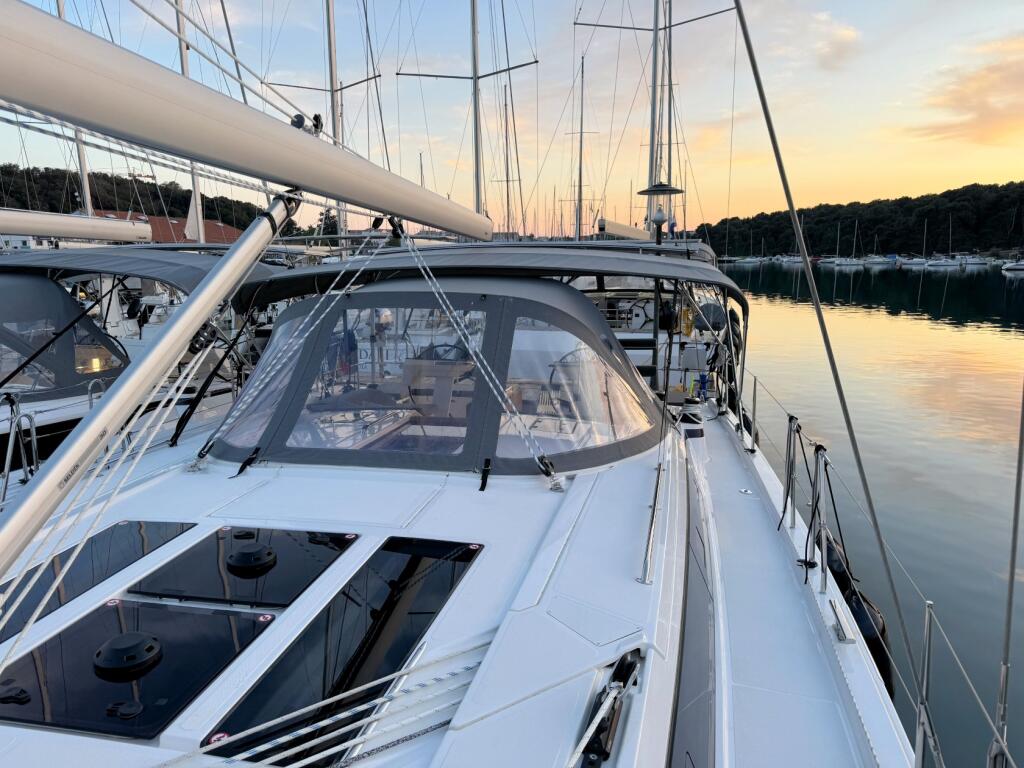 Sailing yacht 
