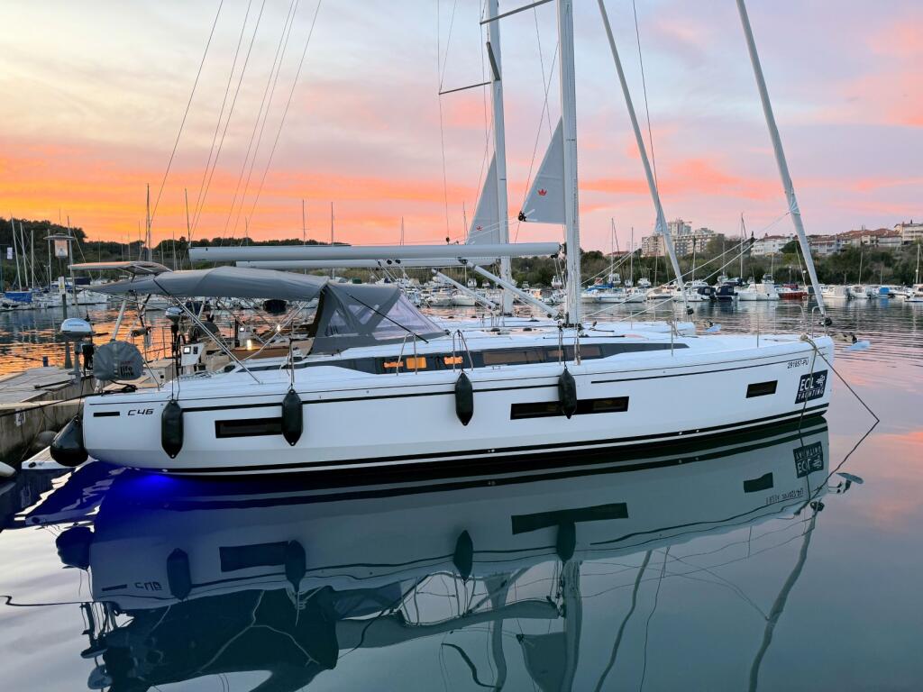Sailing yacht 