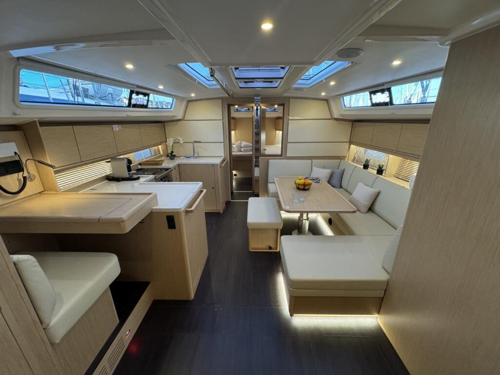 Sailing yacht 