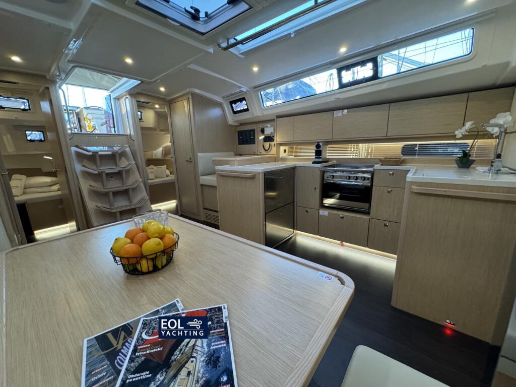 Sailing yacht 