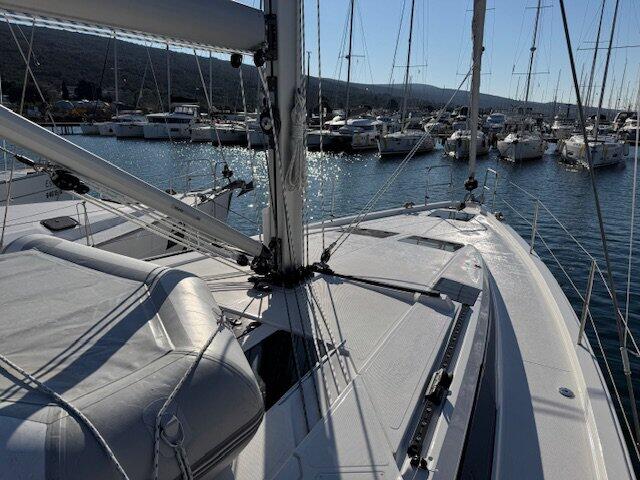 Sailing yacht 