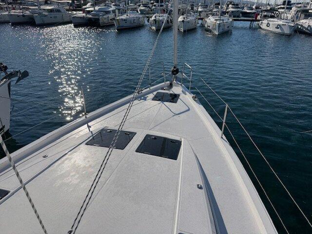 Sailing yacht 