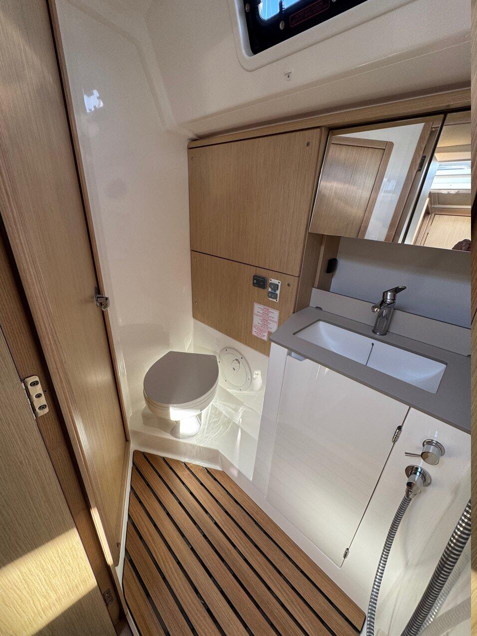 Sailing yacht 