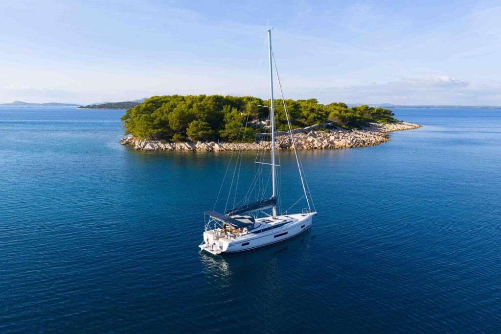 Sailing yacht 