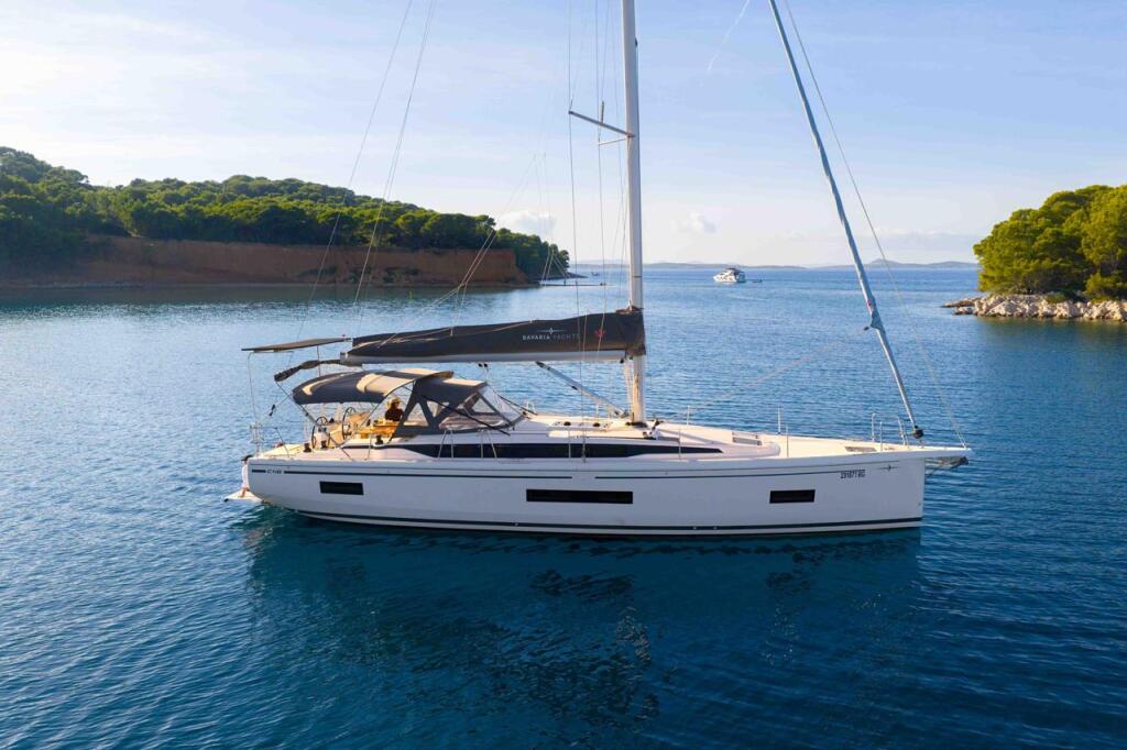 Sailing yacht 