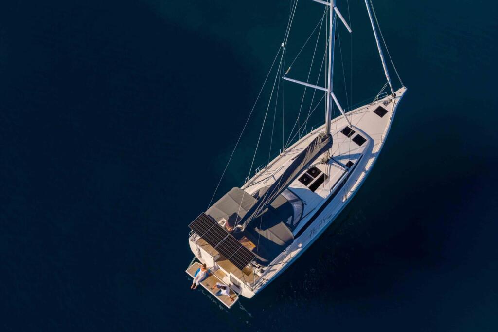 Sailing yacht 
