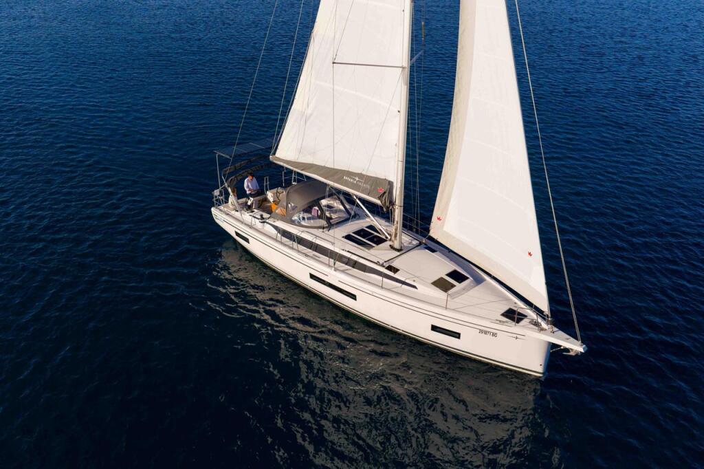 Sailing yacht 