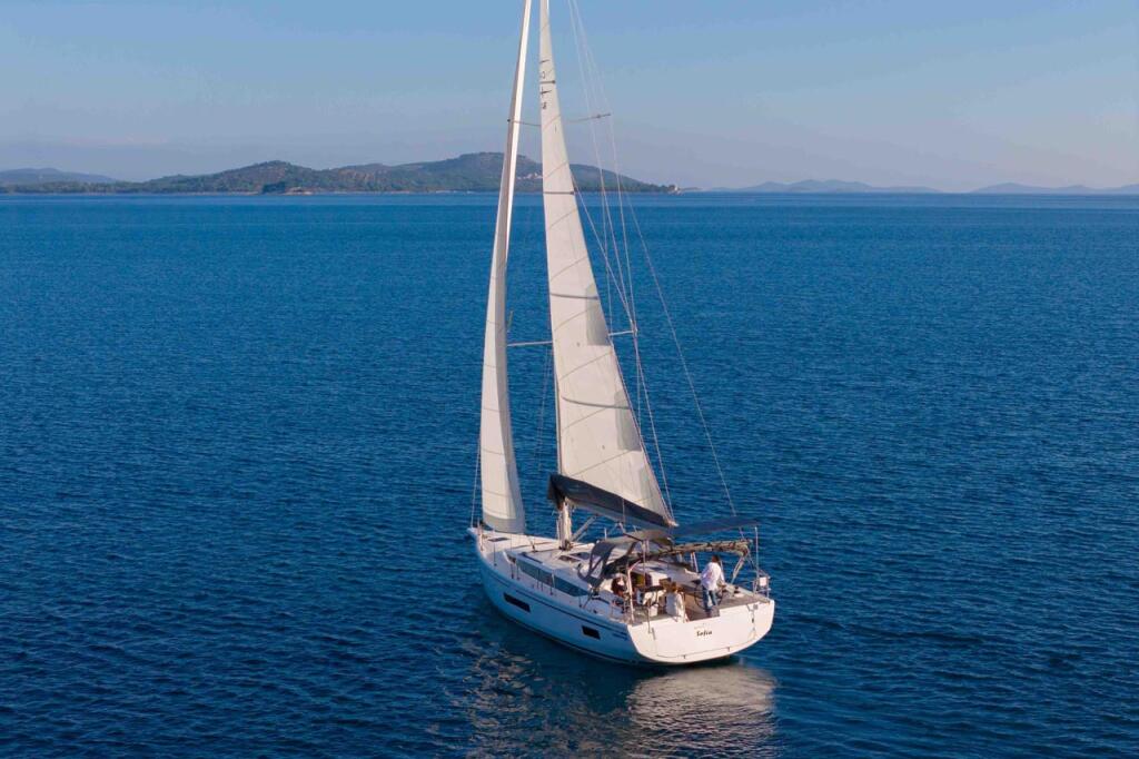 Sailing yacht 