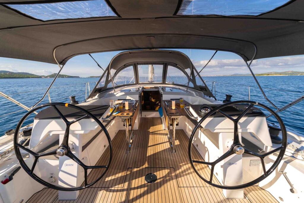 Sailing yacht 