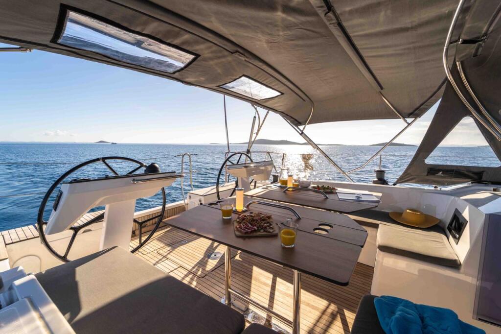 Sailing yacht 