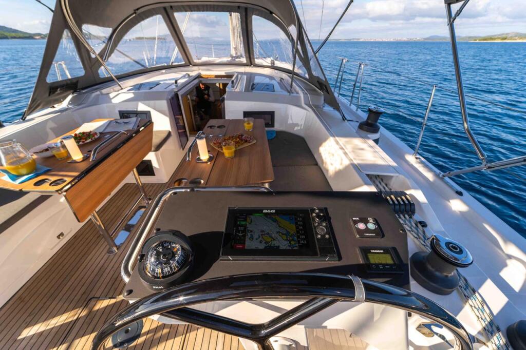 Sailing yacht 