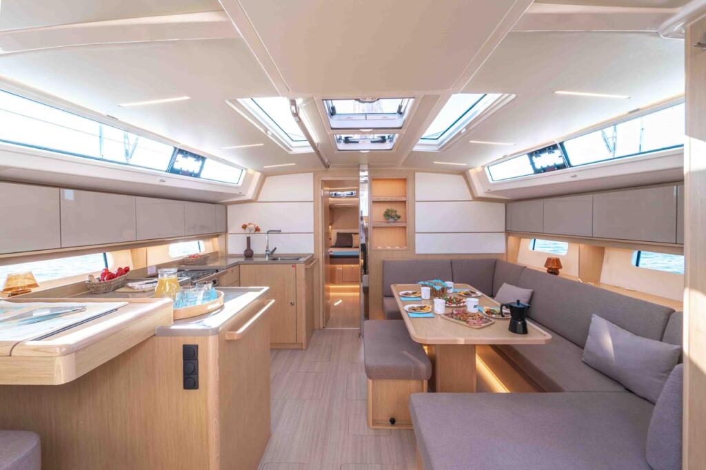 Sailing yacht 