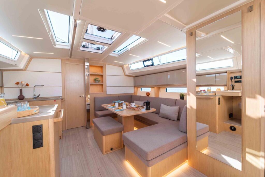 Sailing yacht 