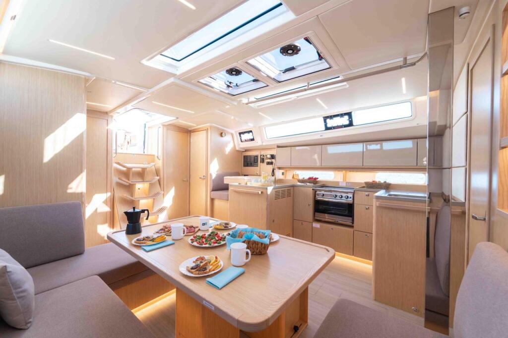 Sailing yacht 