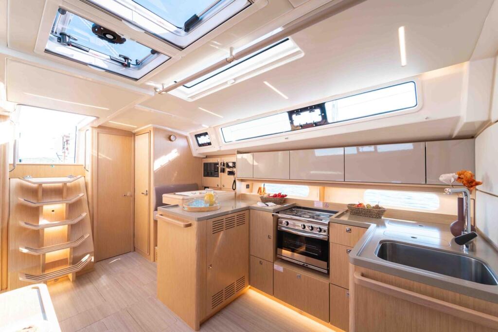 Sailing yacht 