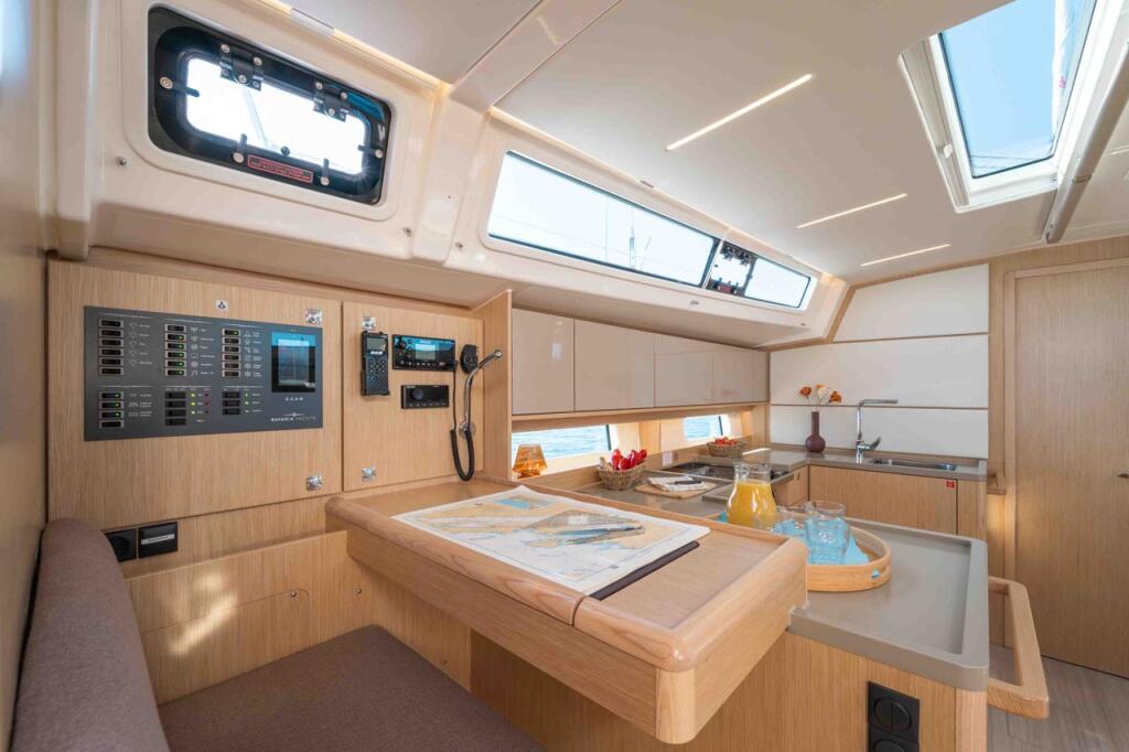 Sailing yacht 