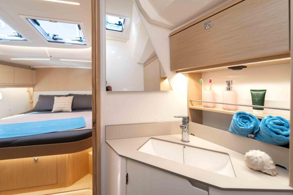 Sailing yacht 