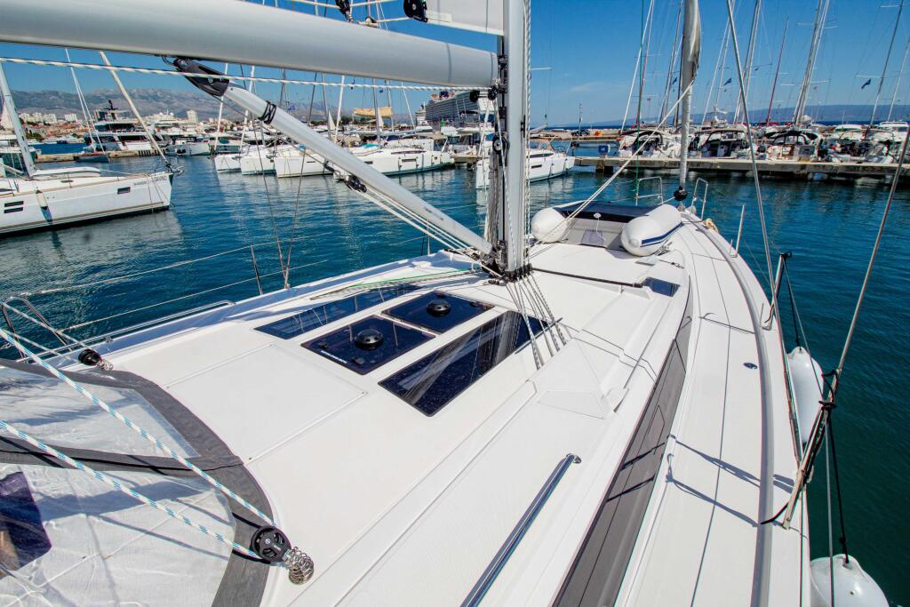 Sailing yacht 