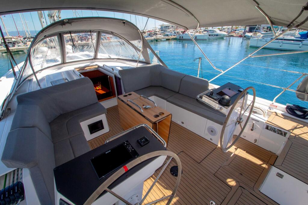 Sailing yacht 