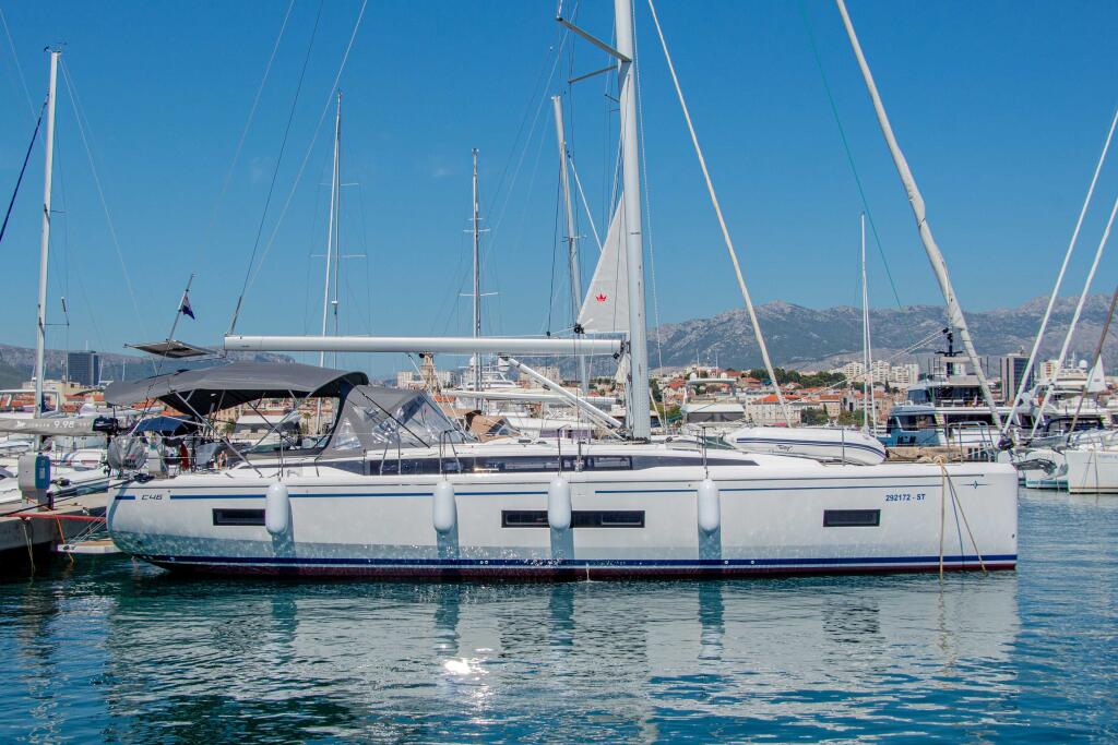 Sailing yacht 