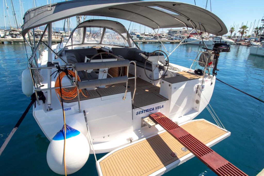 Sailing yacht 