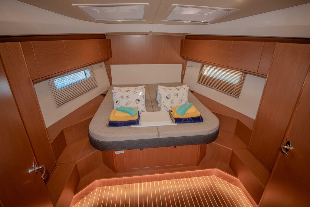 Sailing yacht 