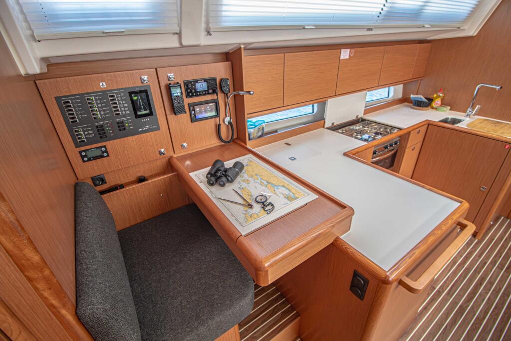 Sailing yacht 