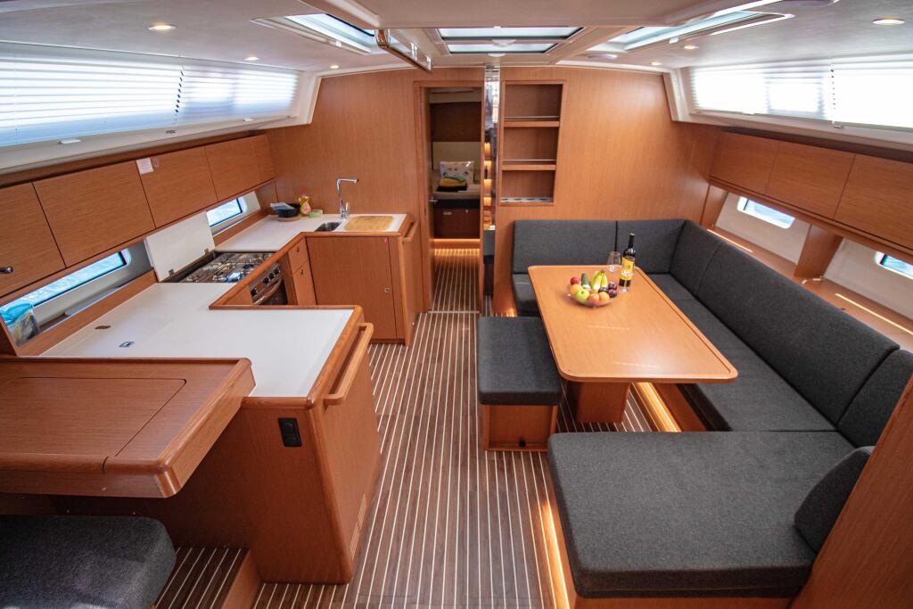 Sailing yacht 