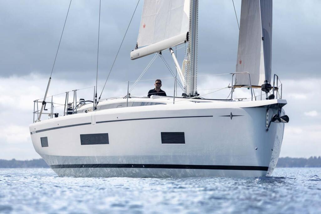 Sailing yacht 