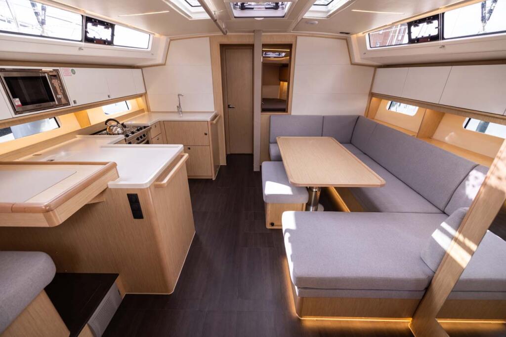 Sailing yacht 