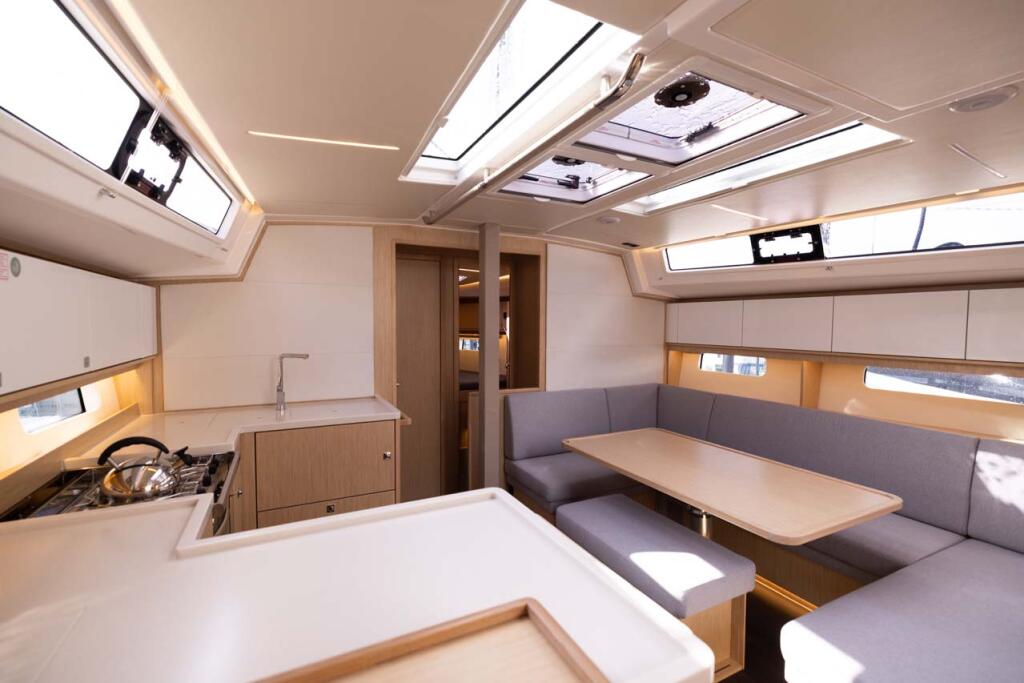 Sailing yacht 