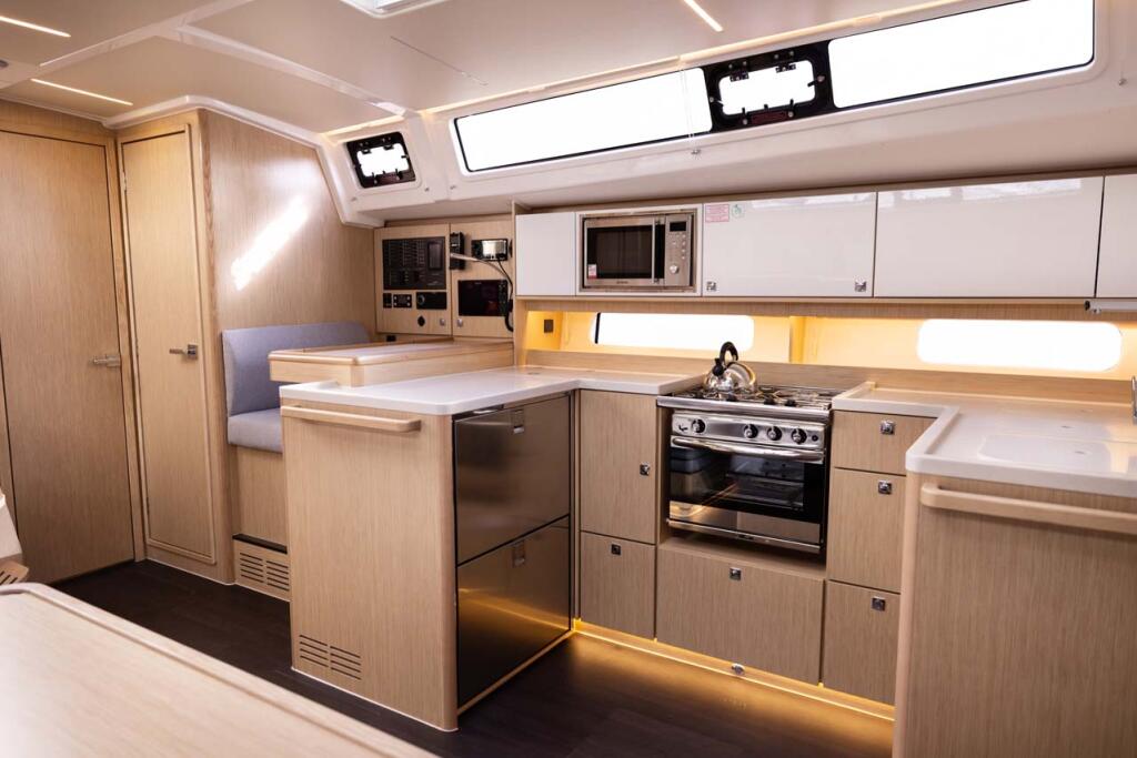 Sailing yacht 