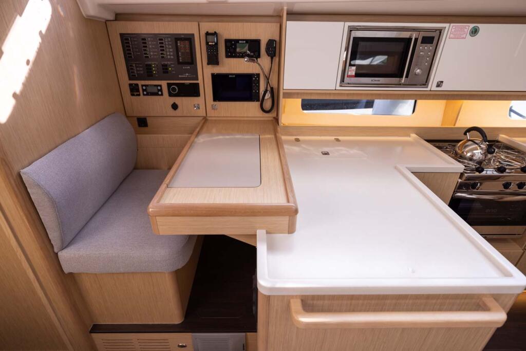 Sailing yacht 