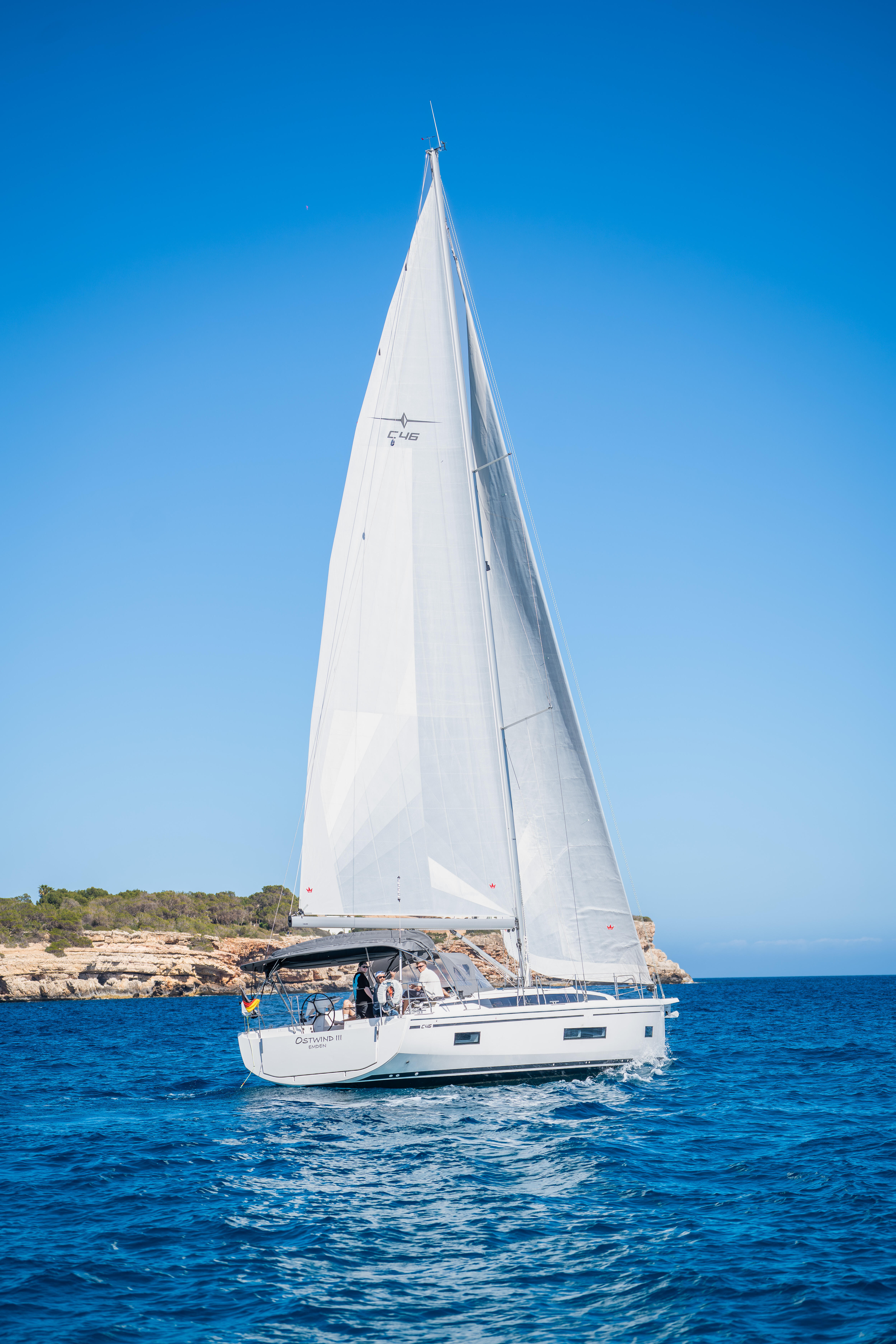 Sailing yacht 