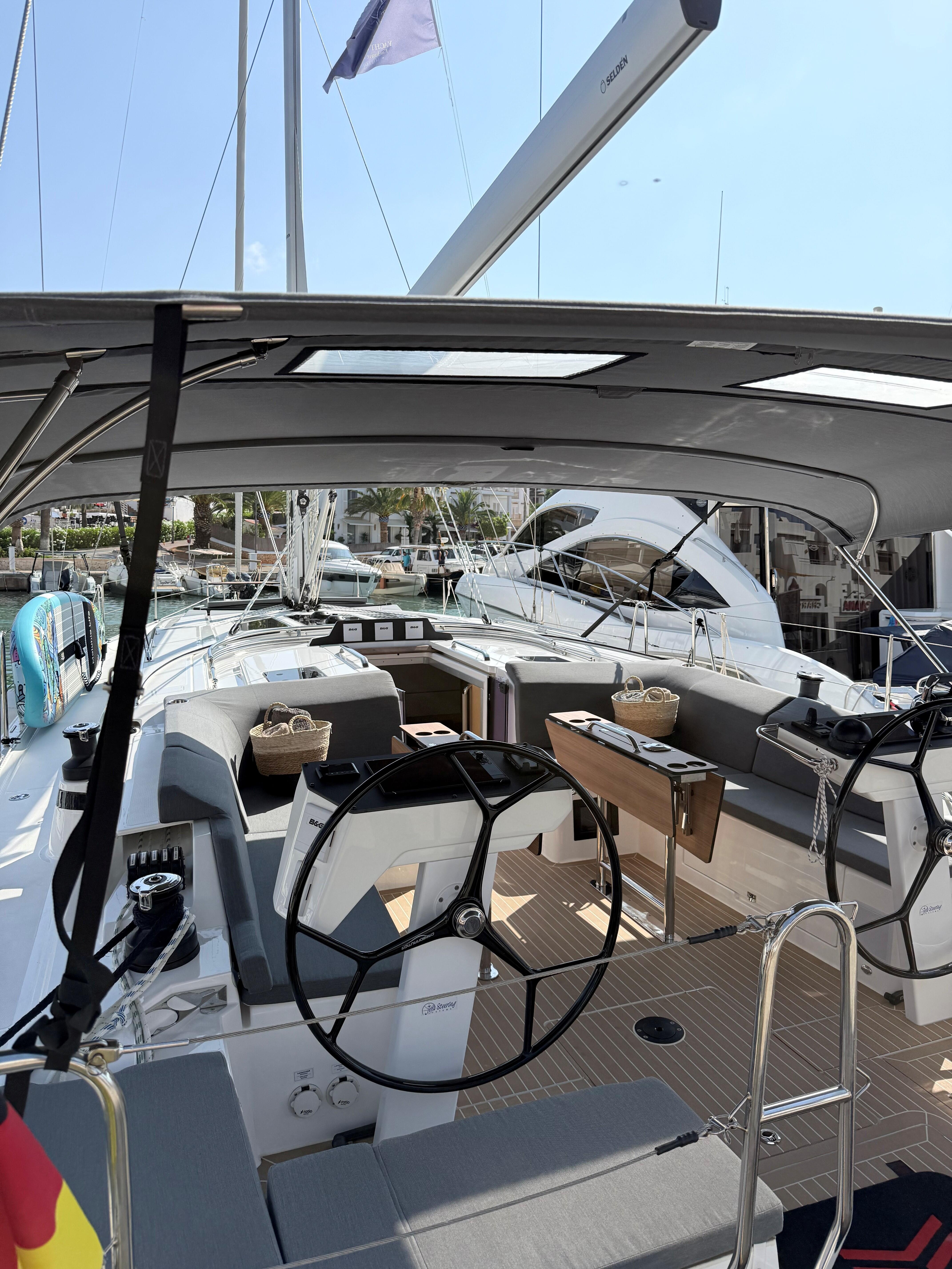 Sailing yacht 