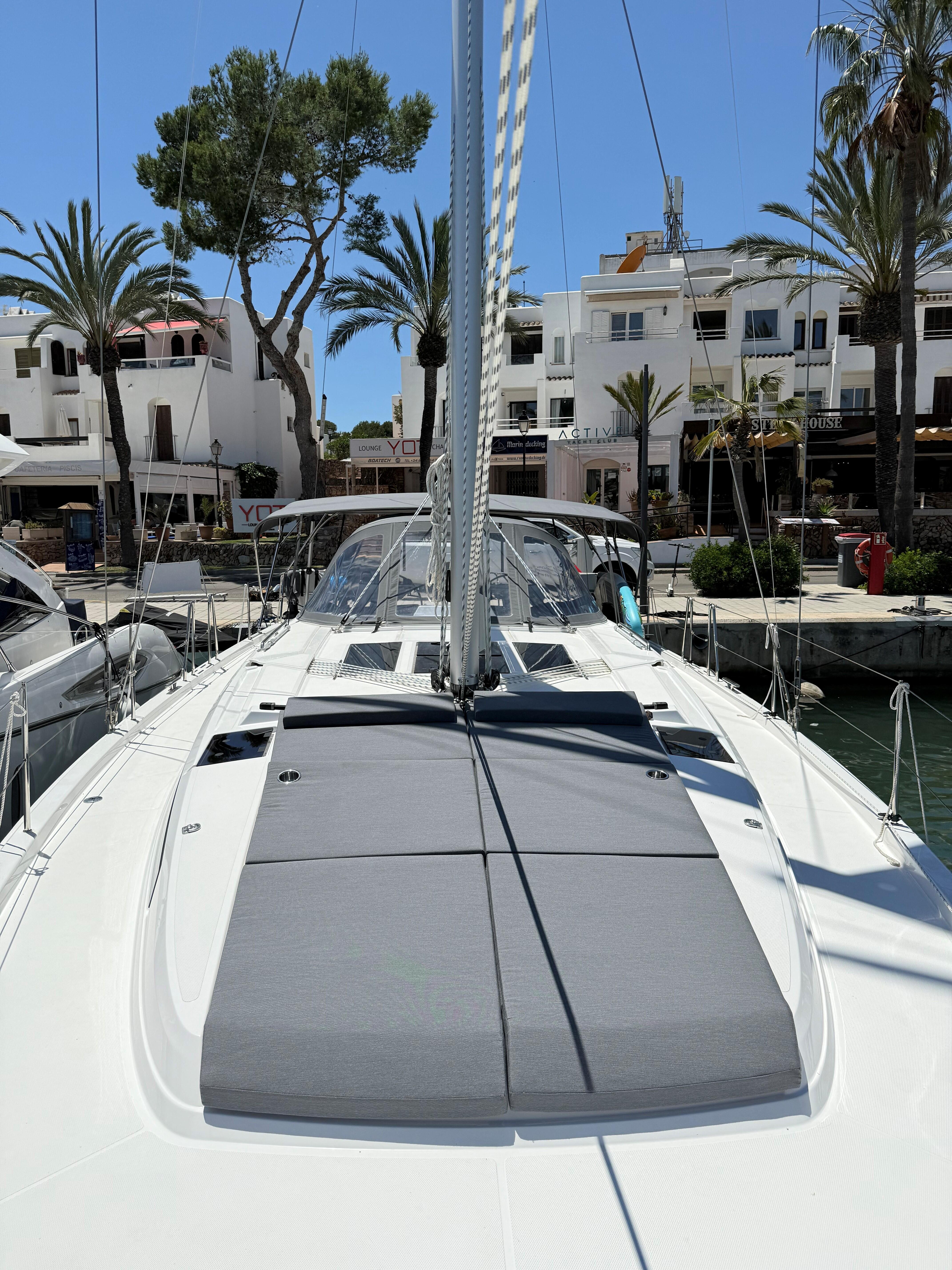 Sailing yacht 