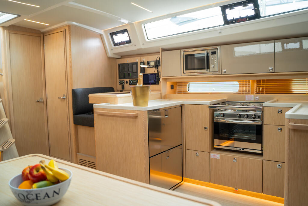 Sailing yacht 