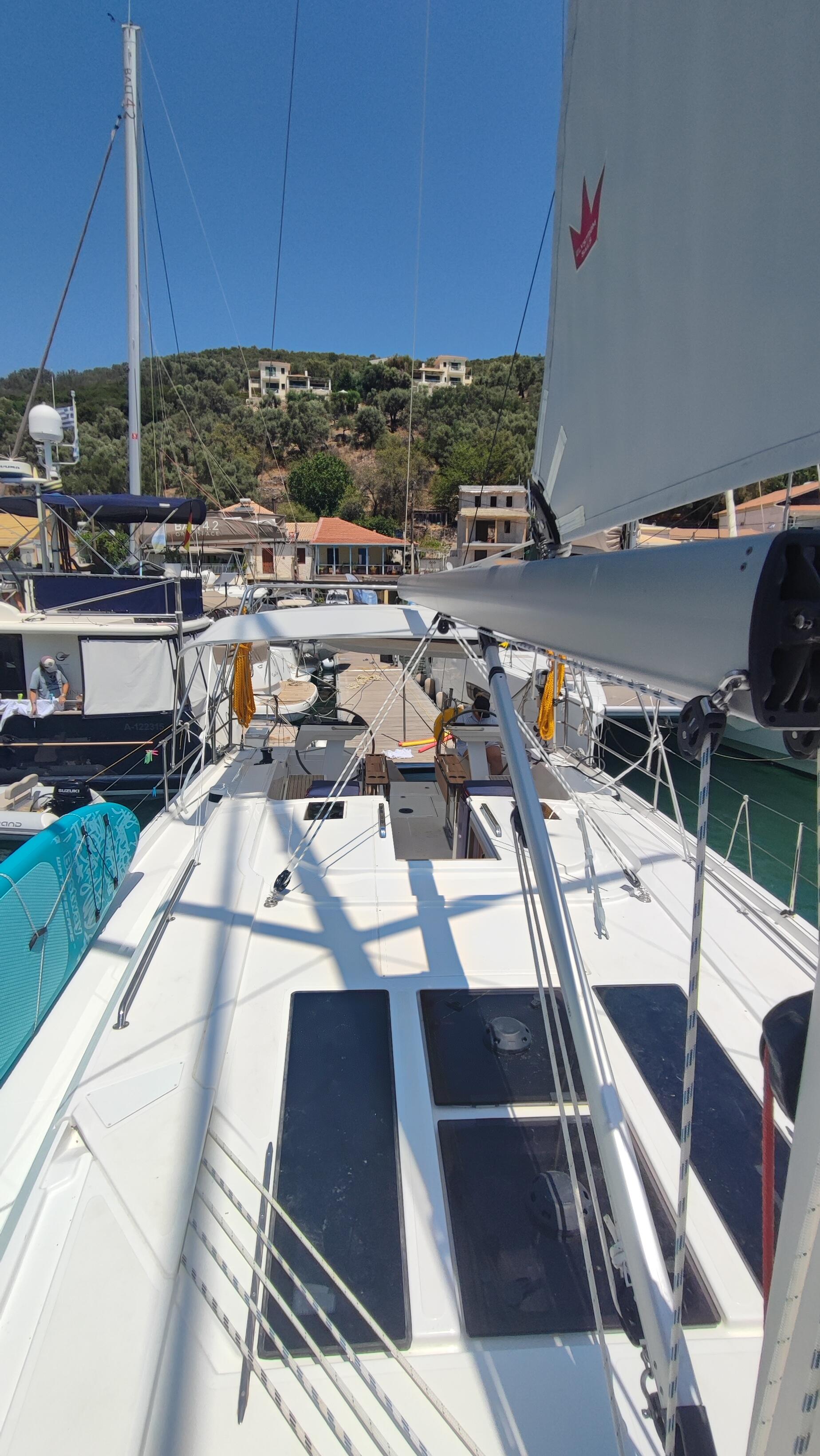 Sailing yacht 