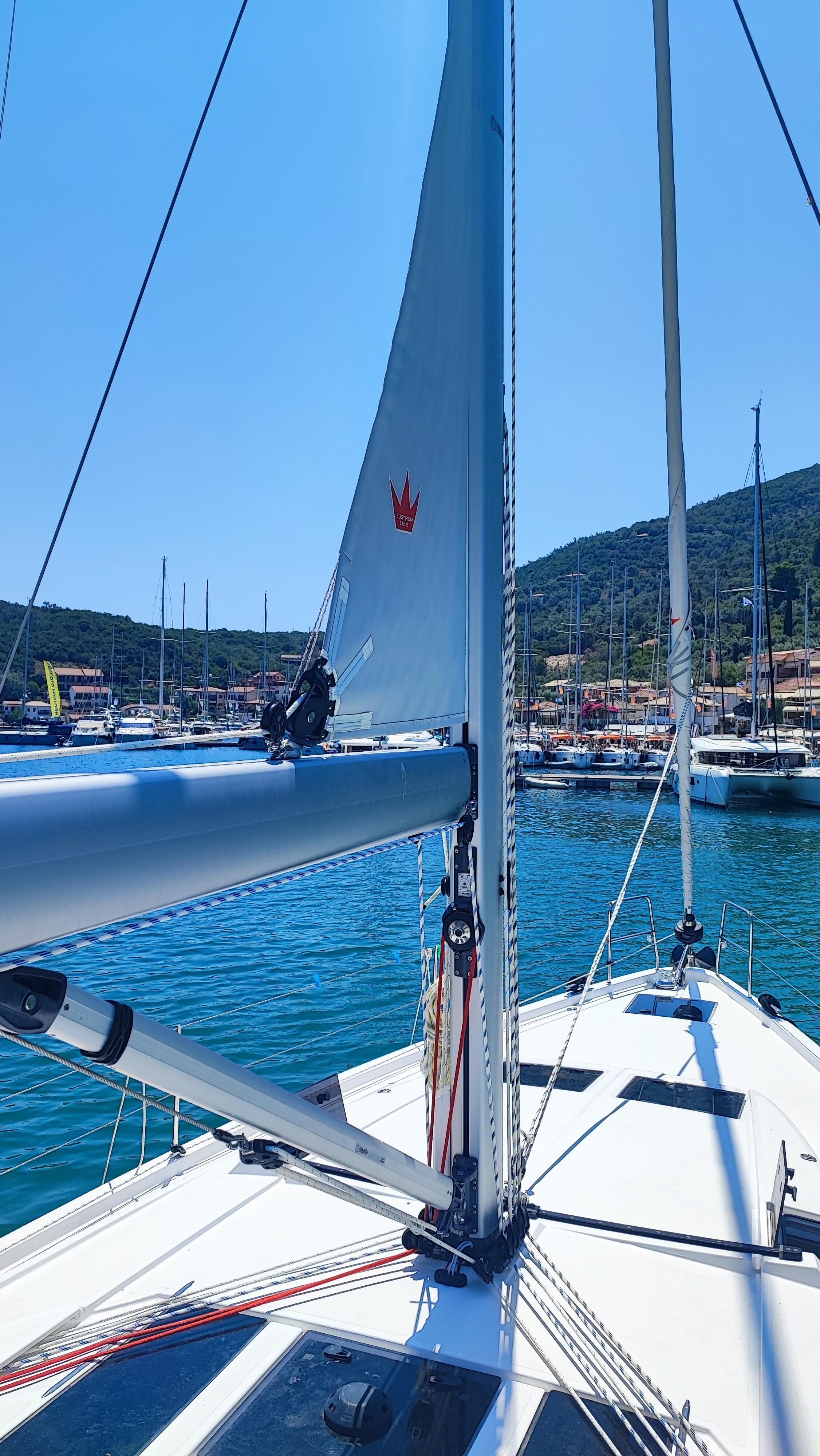 Sailing yacht 