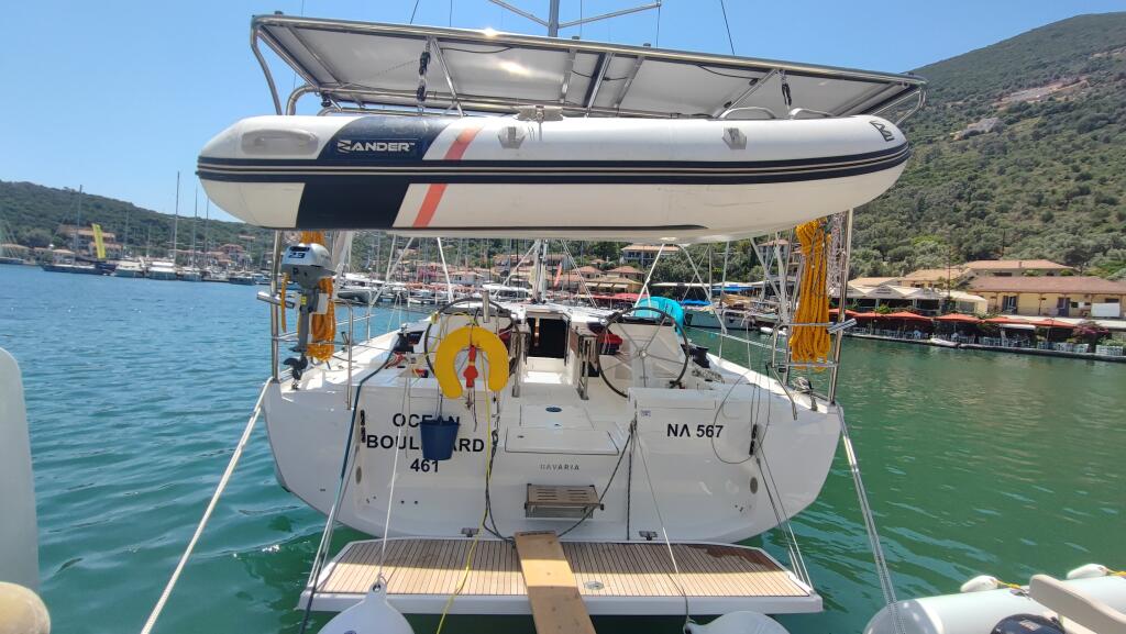 Sailing yacht 