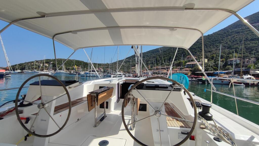 Sailing yacht 