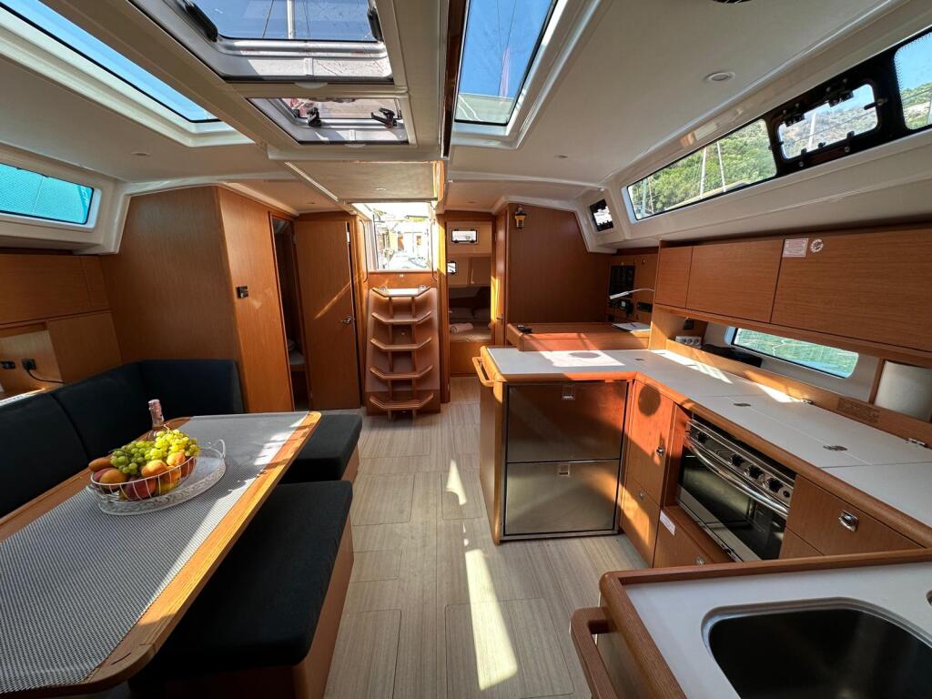 Sailing yacht 