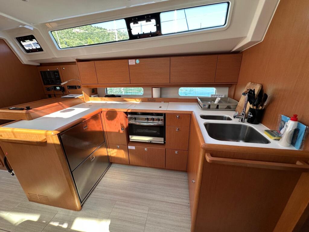 Sailing yacht 