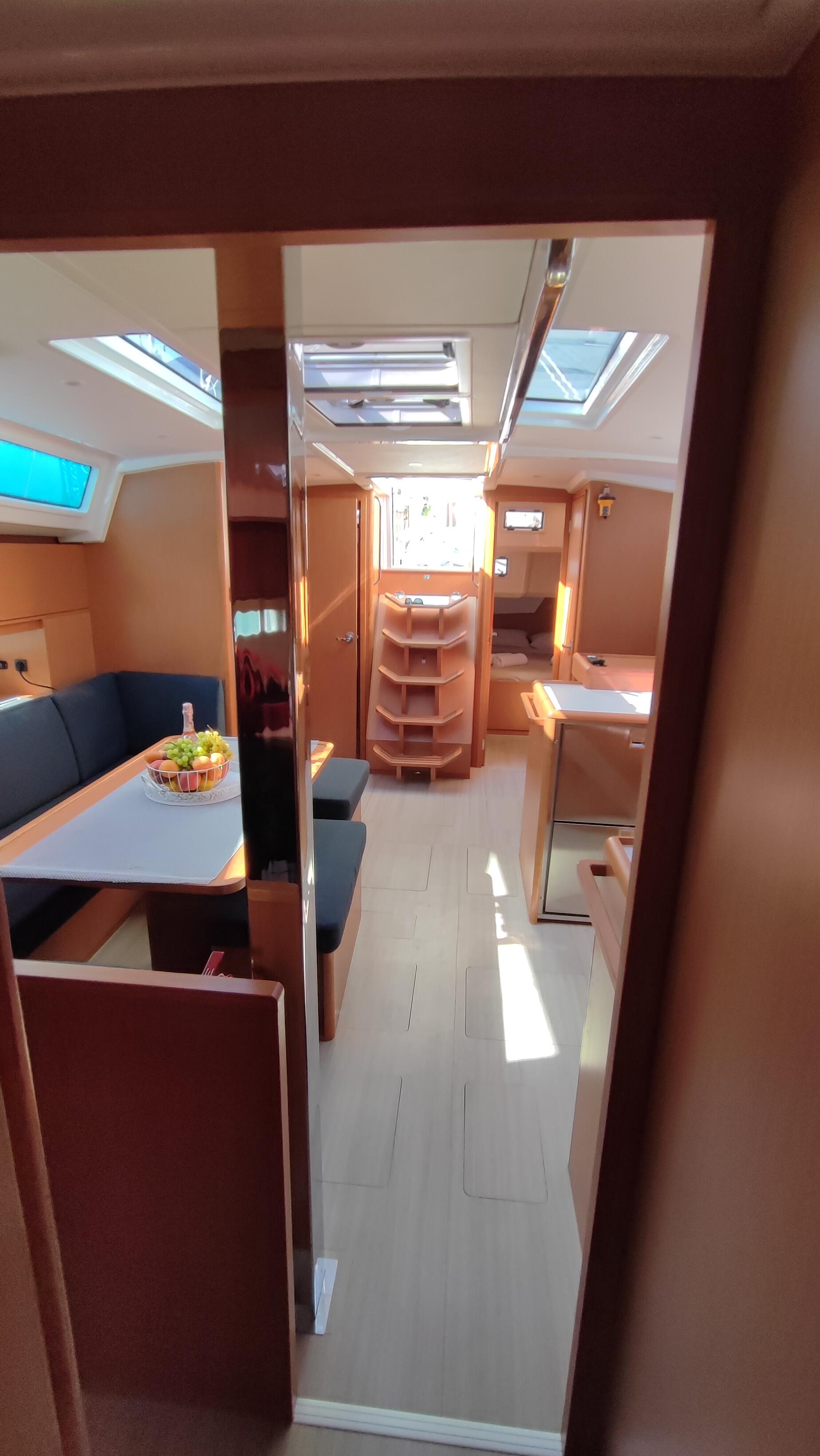 Sailing yacht 