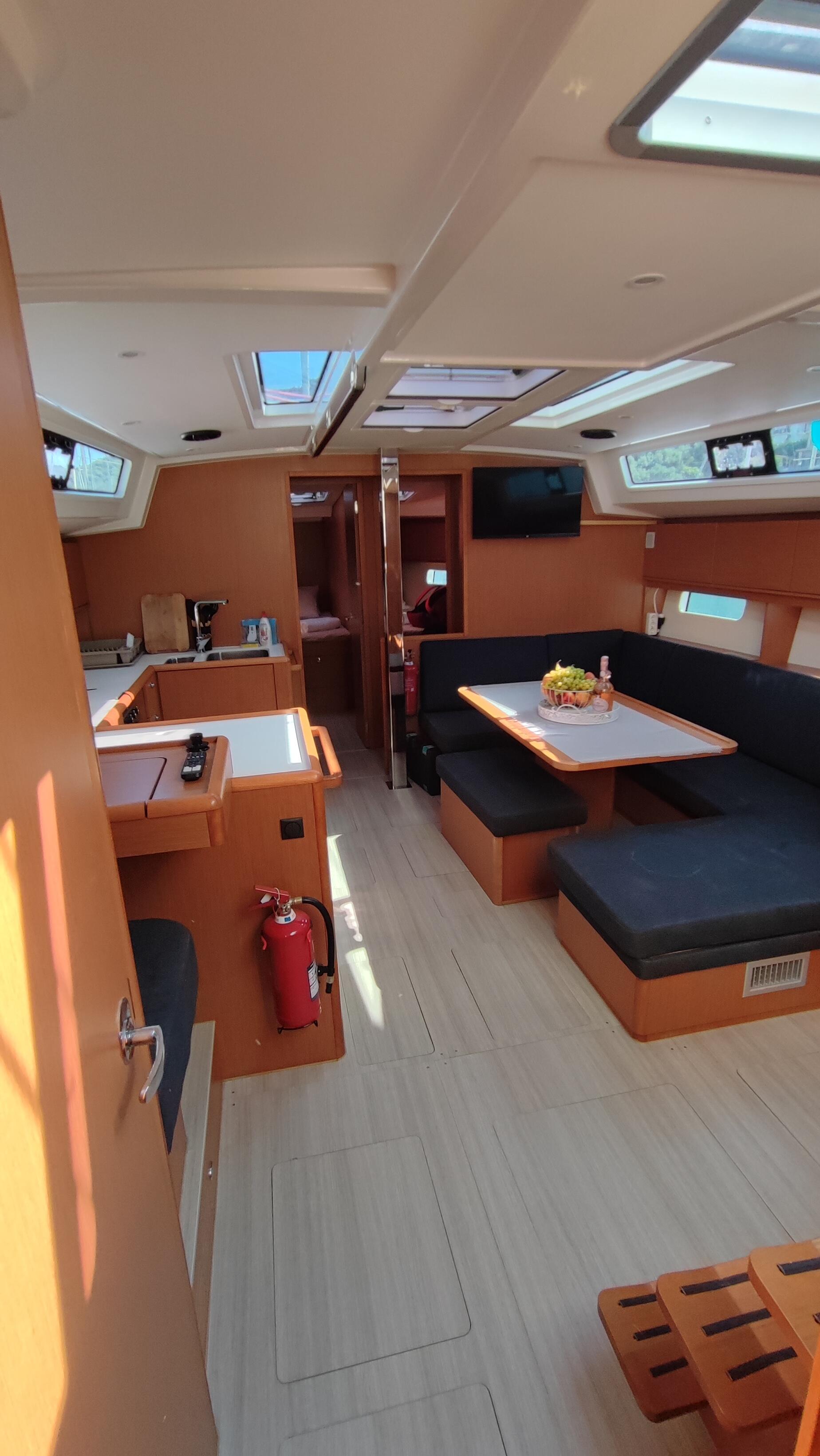 Sailing yacht 