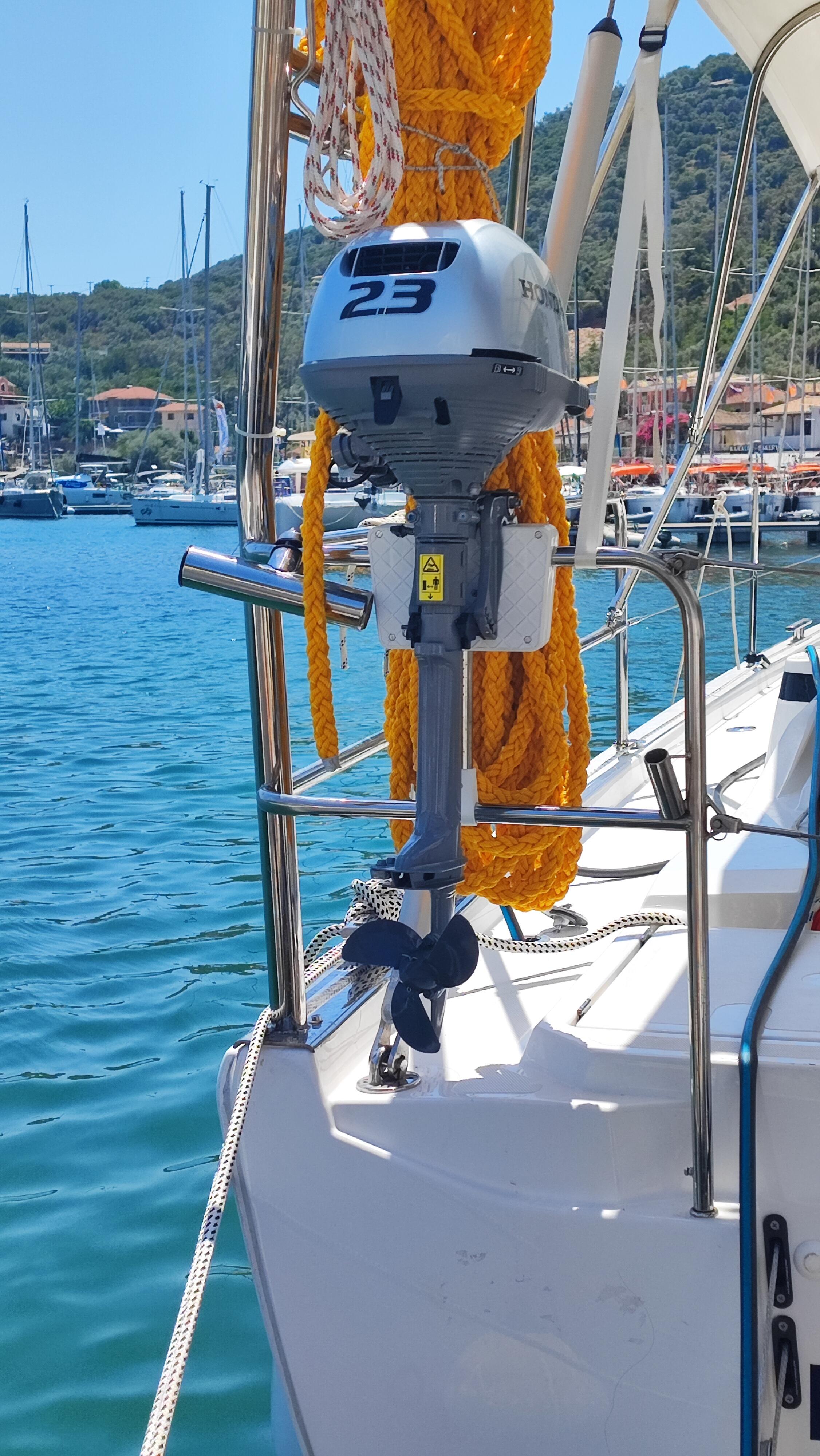 Sailing yacht 
